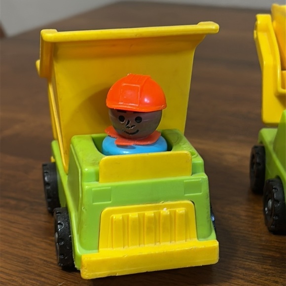 Vintage Fisher Price CONSTRUCTION VEHICLE AND LITTLE PEOPLE WORKERS LOT 0F 8 - Picture 4 of 16